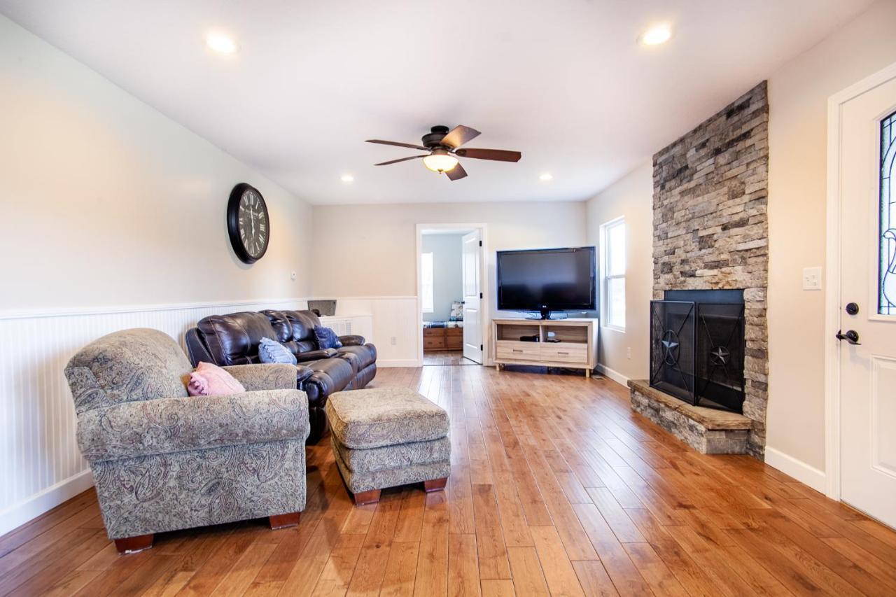 Evergreen Getaway Fire Pit And Wood Fireplace Townsend Exterior photo