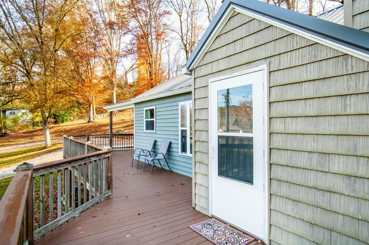 Evergreen Getaway Fire Pit And Wood Fireplace Townsend Exterior photo